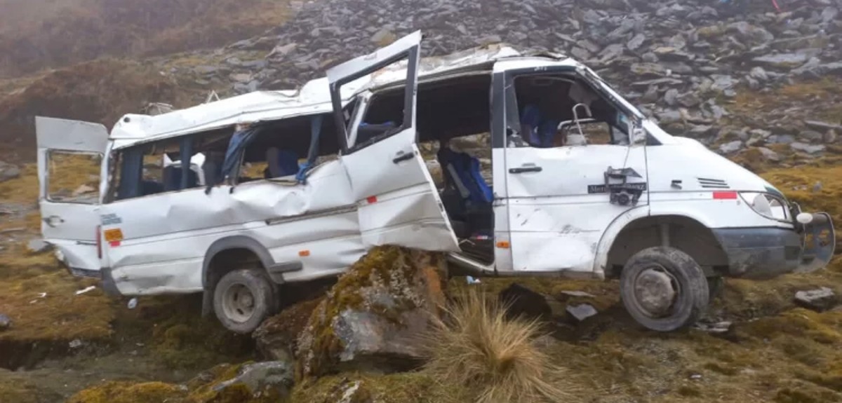 Cuatro turistas fallecieron tras caída de bus por barranco de 100 metros: venían de visitar Machu Picchu
