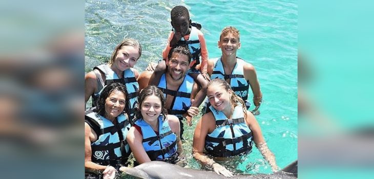 Marcela Vacarezza mostró a su hijo Benjamín jugando con delfines: 