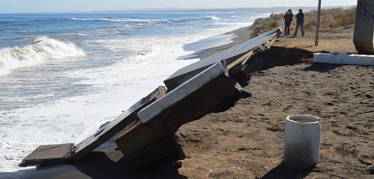 Niño de 11 años muere aplastado por la arena en Pelluhue: pequeño que jugaba con él pidió auxilio