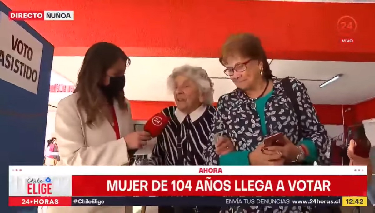 Mujer de 104 años llegó a votar a Ñuñoa