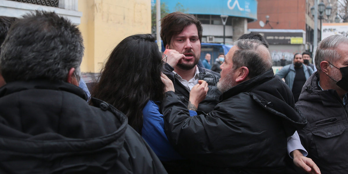 Hermano del presidente Gabriel Boric es agredido por manifestantes en plena Alameda