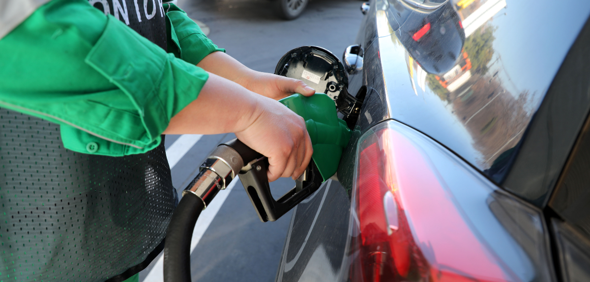 Este jueves baja el precio de las bencinas por primera vez en 37 semanas: revisa los valores
