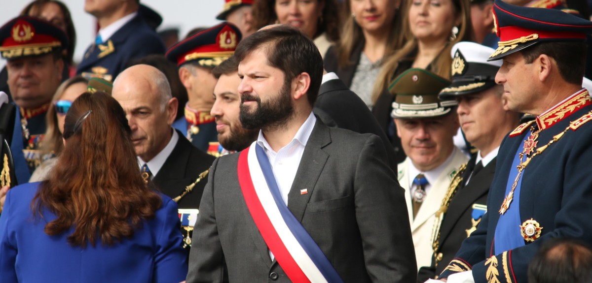 “Merluzo, escucha...”: presidente Boric recibe pifias e insultos en su primera Parada Militar