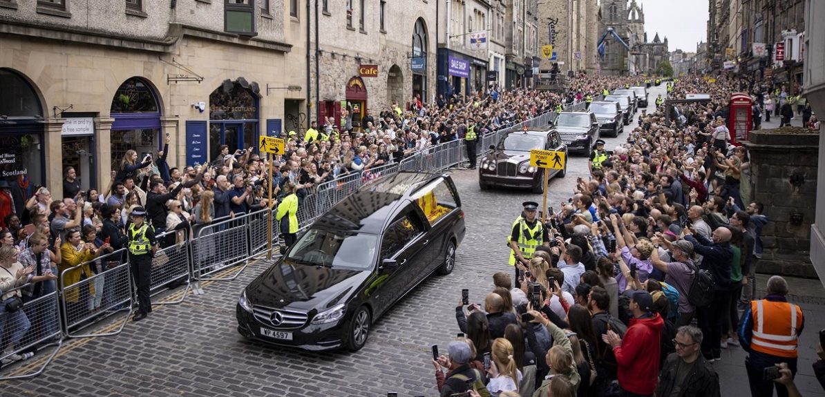 Así fue el cortejo fúnebre de Isabel II a Edimburgo: llegó entre aplausos y le rindieron honores