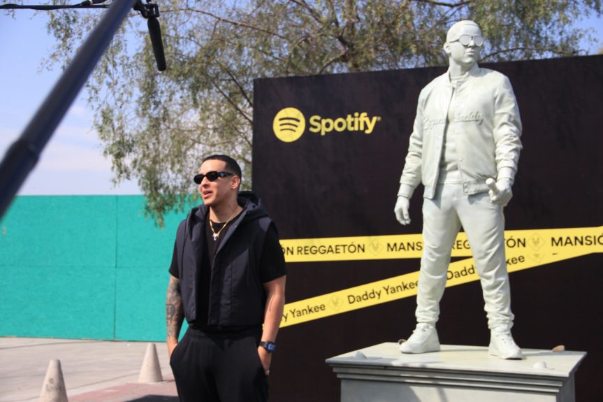 Homenajean a Daddy Yankee con estatua