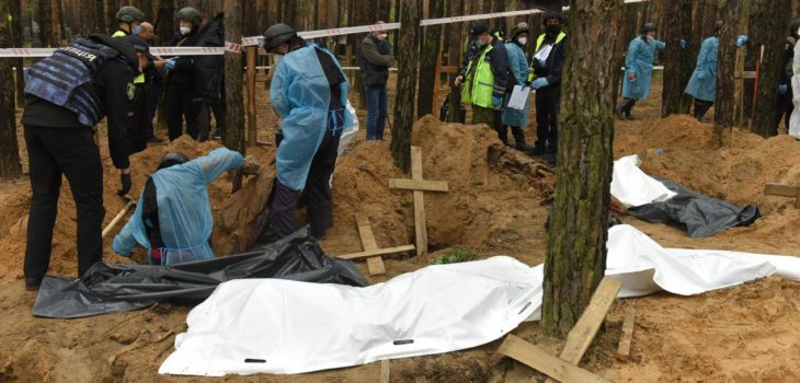 Ucrania denuncia hallazgo de cámaras de tortura y de 440 tumbas de presuntos asesinados por Rusia