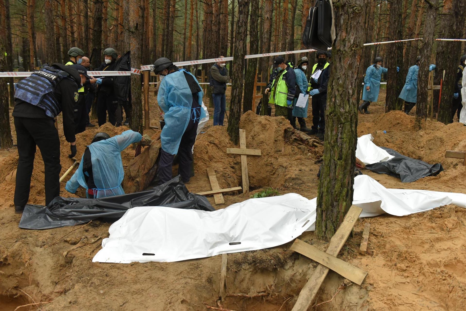 Ucrania denuncia hallazgo de cámaras de tortura y de 440 tumbas de presuntos asesinados por Rusia