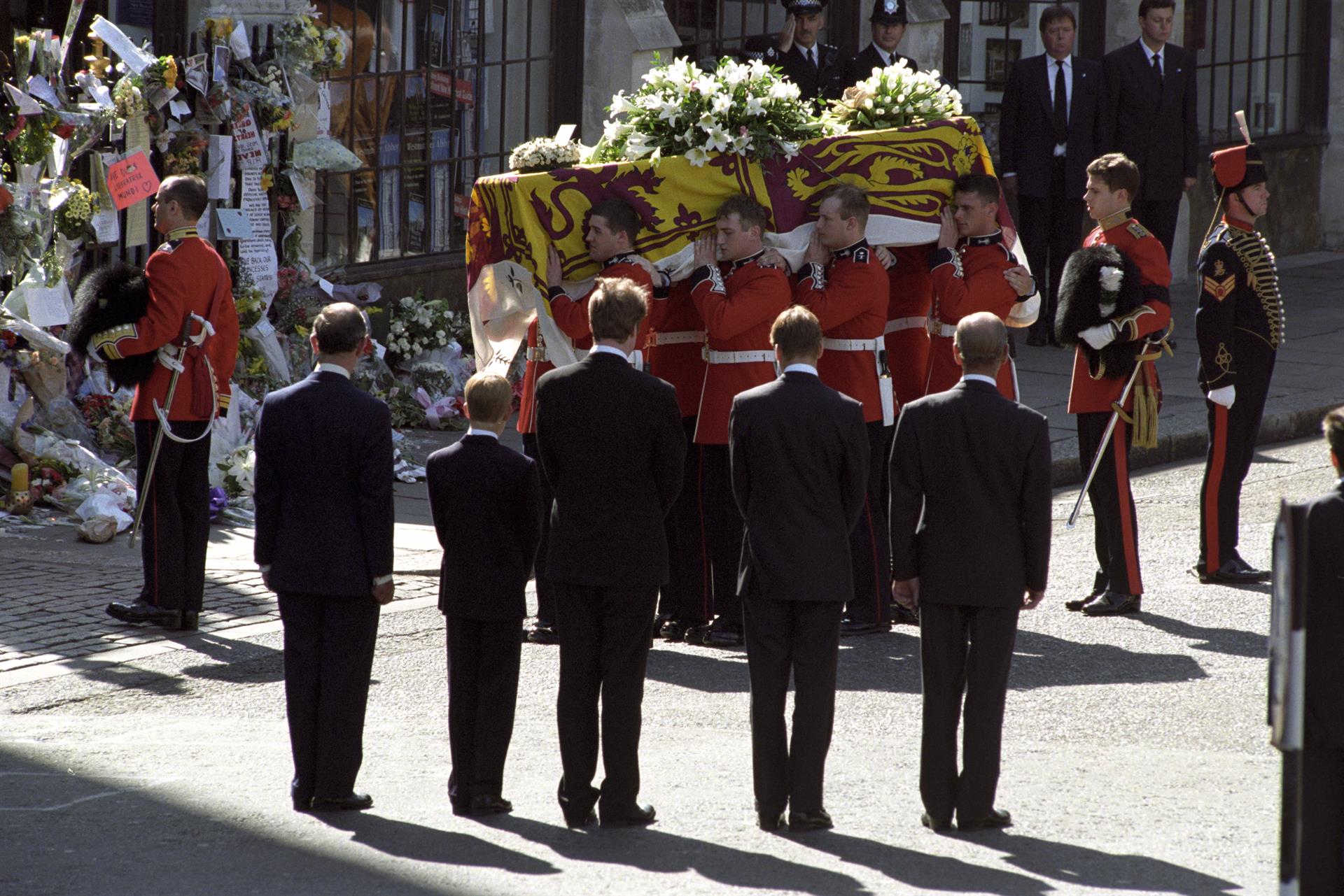 Funeral de la reina Isabel II: las similitudes que tendrá con la multitudinaria despedida de Lady Di