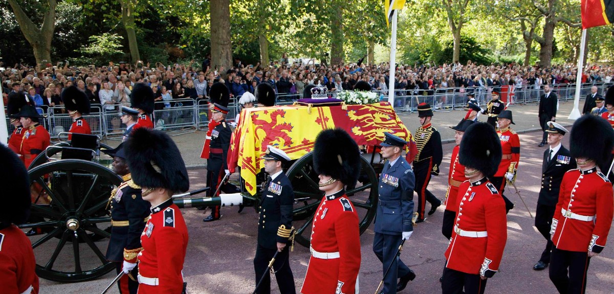 Féretro de la reina Isabel II recorre las calles de Londres camino al Castillo de Windsor