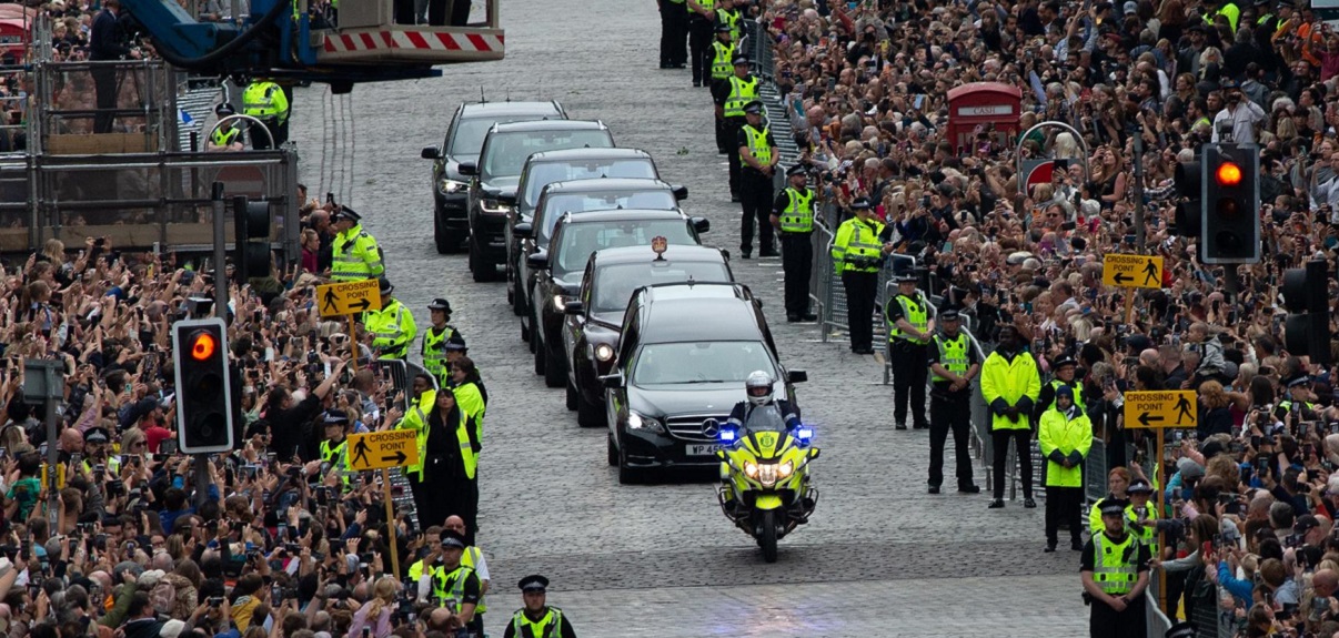 Así fue el cortejo fúnebre de Isabel II a Edimburgo: llegó entre aplausos y le rindieron honores