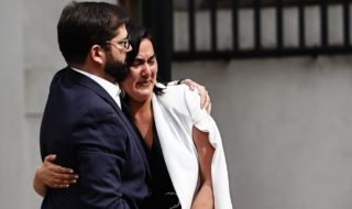 Izkia Siches se emocionó al abrazar a Boric tras dejar su cargo en el Ministerio del Interior