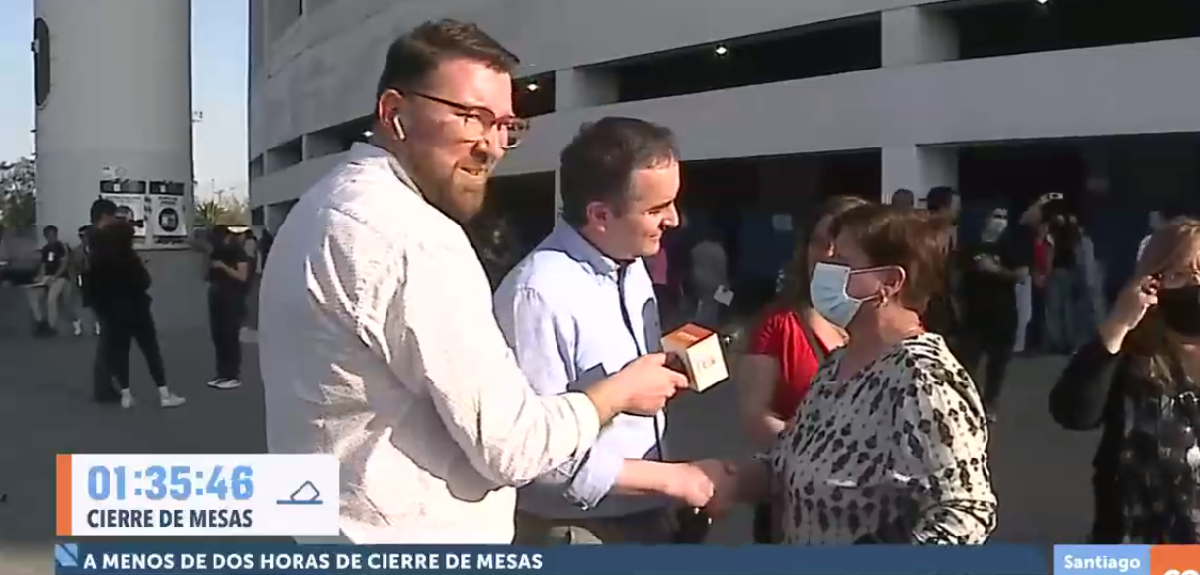 Luis Ugalde bromeó a votante y provocó incómodo momento: 