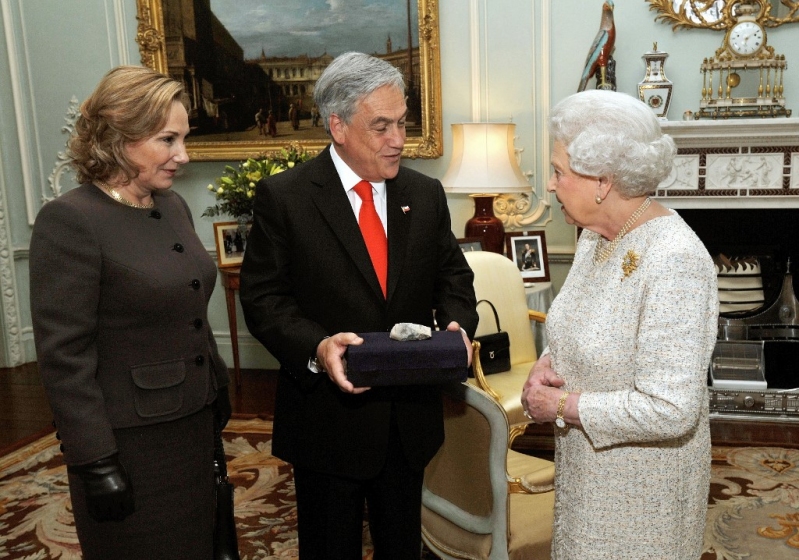 El día en que el expresidente Sebastián Piñera le regaló una piedra a la fallecida Reina Isabel II