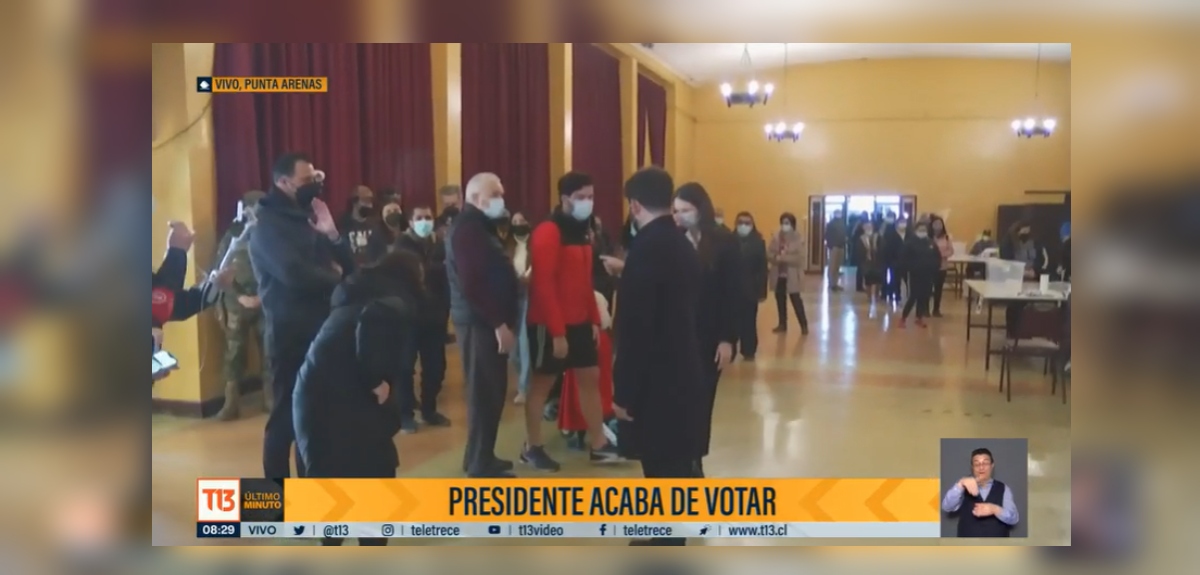 Look de Simón Boric para votar