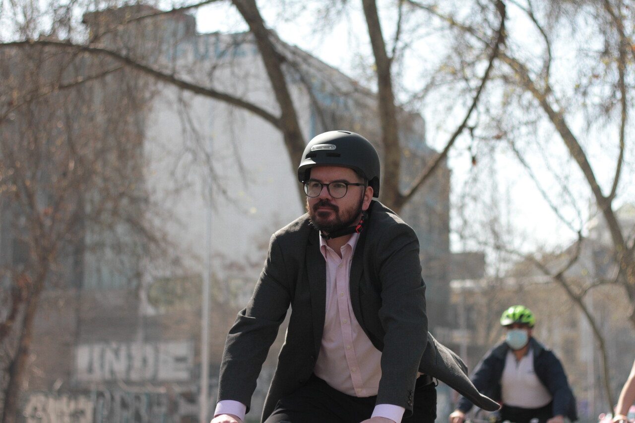 Giorgio Jackson llegó a votar en bicicleta