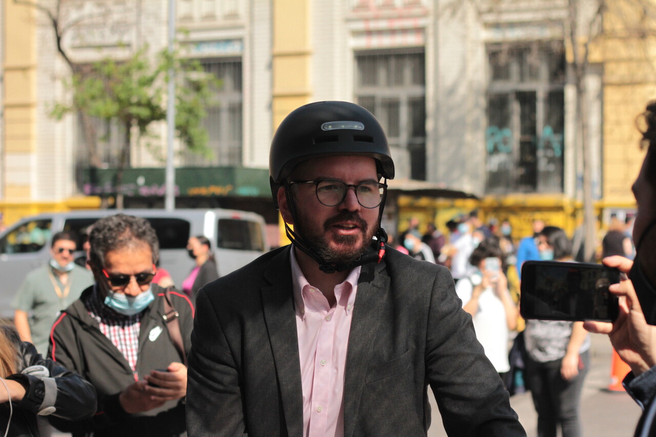 Giorgio Jackson llegó a votar en bicicleta