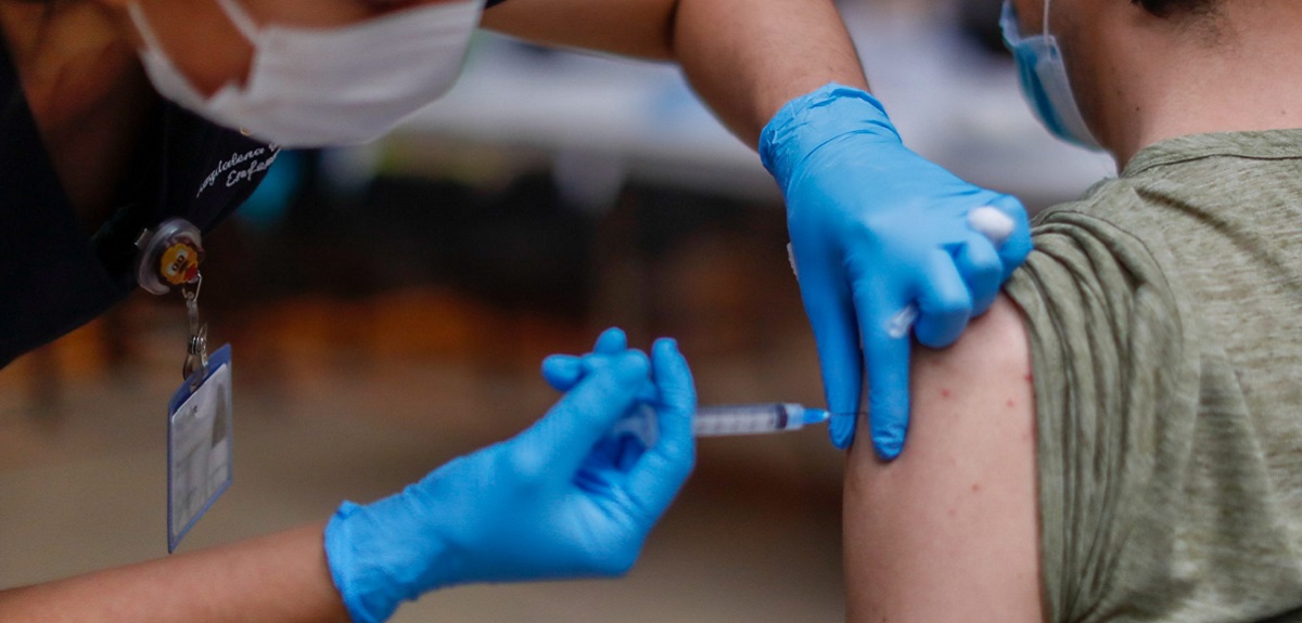 Inicia calendario de vacunación con dosis bivalente contra el COVID: ¿quiénes la recibirán primero?