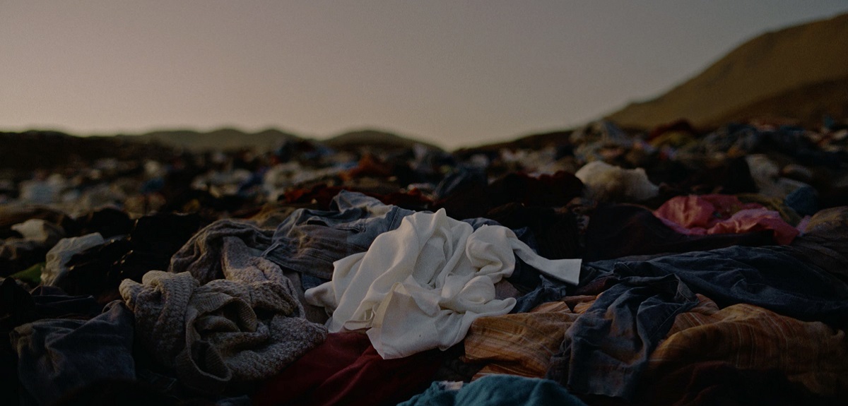 Marca de vestuario sueca lanza colección de lujo con ropa reciclada del desierto de Atacama