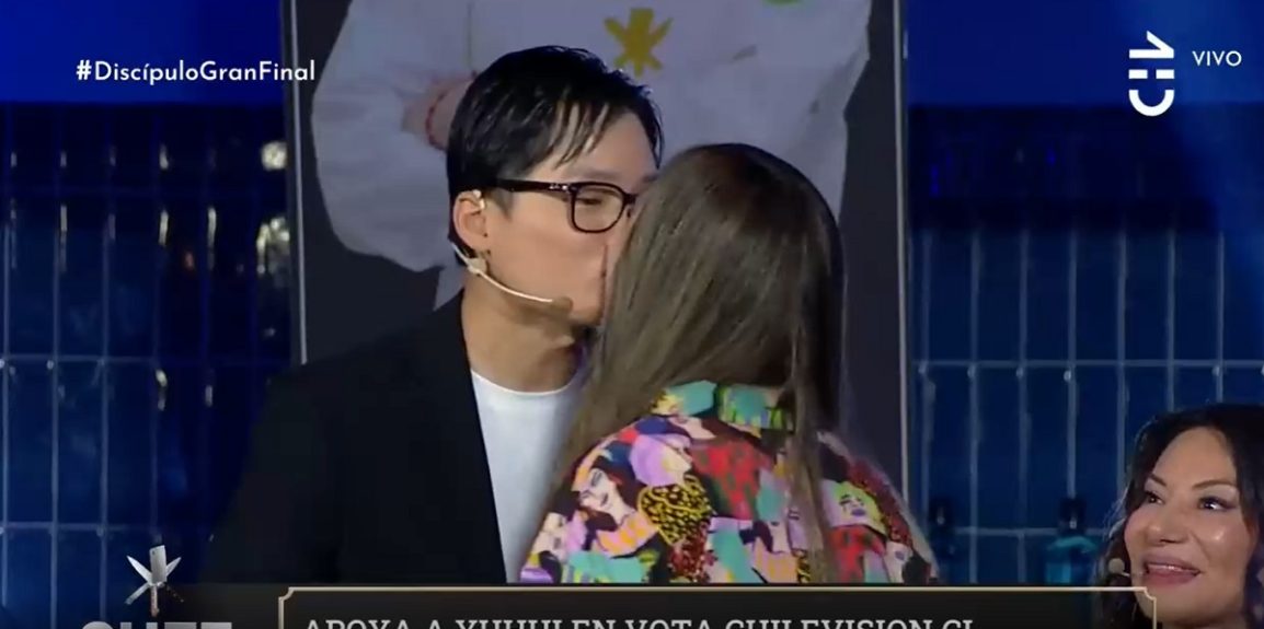 Beso de Yuhui Lee y su pareja 