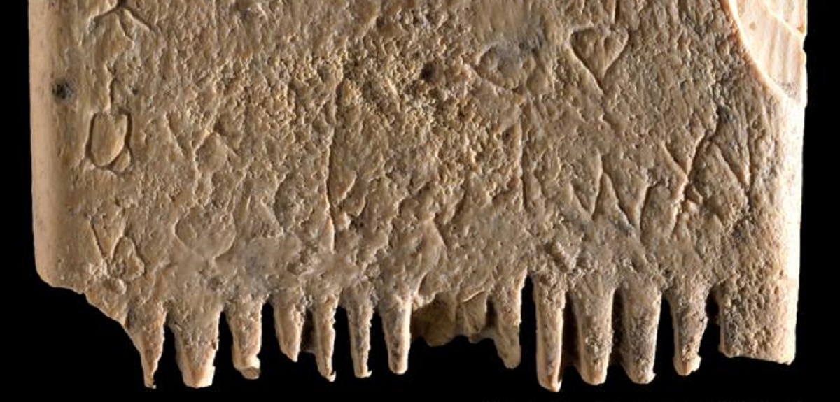 Descubren en un peine la frase más antigua escrita en el primer alfabeto: ¿qué dice exactamente?