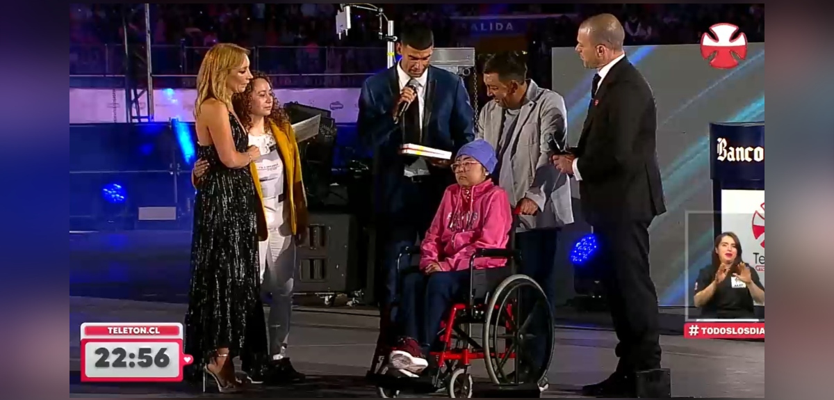 Jugador de Cobreloa entregó regalo a joven de la Teletón