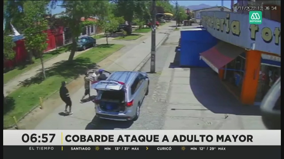 Registran violento asalto a adulto mayor en Maipú: delincuentes lo agredieron para robarle su auto