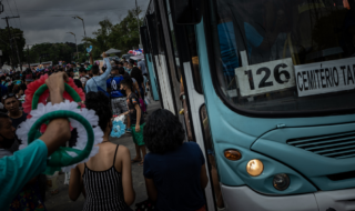 Al menos cinco muertos tras caer un bus en el río Amazonas en Brasil: una niña está desaparecida