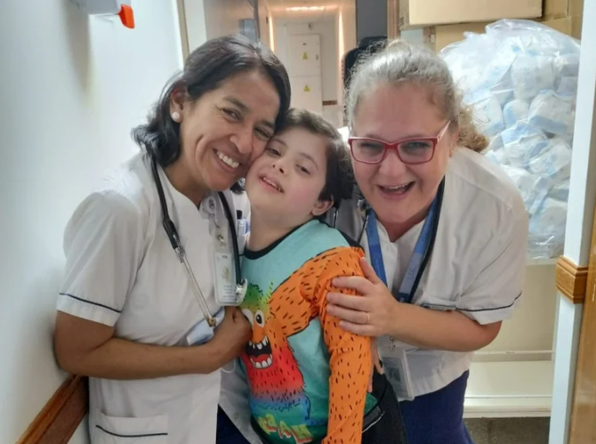 Enfermera adoptó a bebé con síndrome de Down rechazado por sus padres en Argentina.