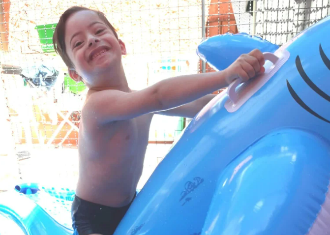 Enfermera adoptó a bebé con síndrome de Down rechazado por sus padres en Argentina.