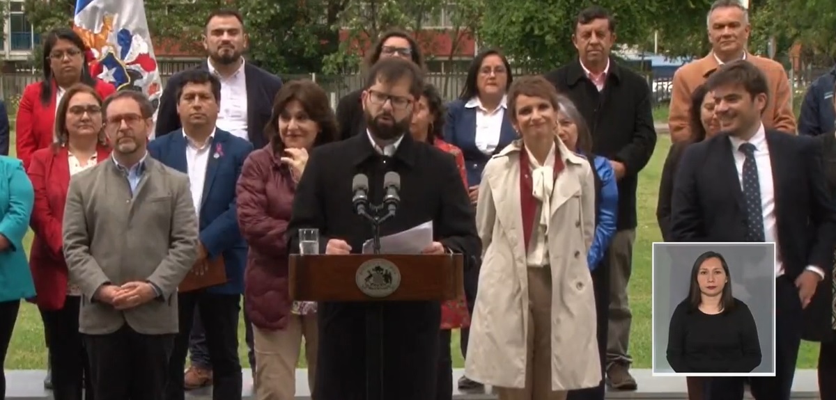 Boric sufrió impasse en punto de prensa desde La Araucanía: Carolina Tohá no pudo contener la risa