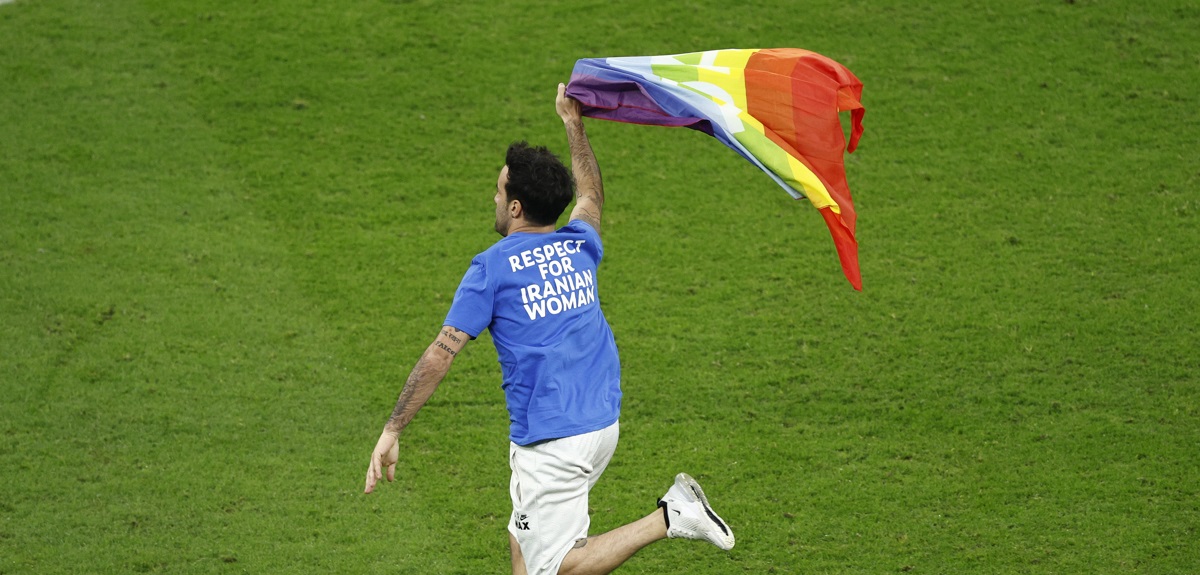 Hincha lo arriesgó todo: invadió campo con bandera LGBTIQ+ durante el Portugal-Uruguay del Mundial