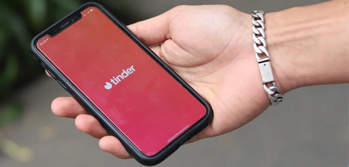 Hombre denuncia estafa de mujer que conoció por Tinder: lo drogó en su departamento y le robó