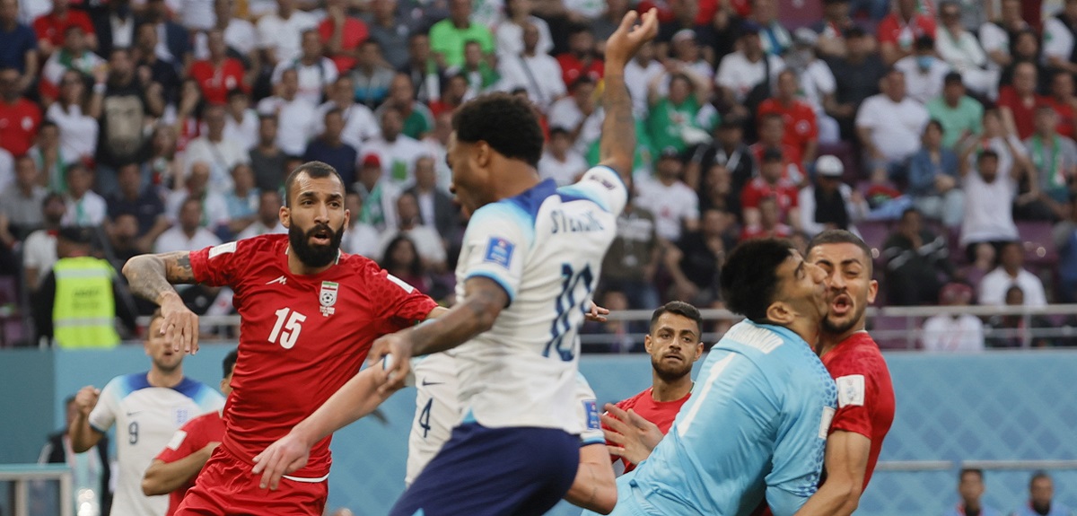 Qatar 2022: Portero de Irán debió abandonar partido con Inglaterra tras brutal golpe en el rostro