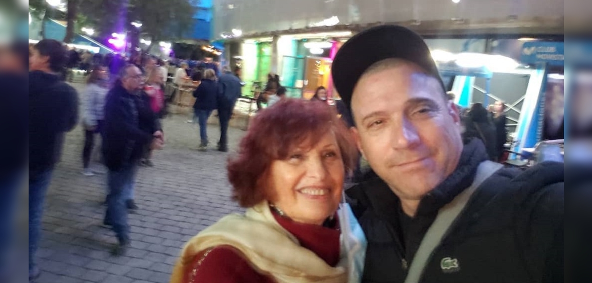 Julián Elfenbein le dio especial obsequio a su madre con emotiva dedicatoria: 