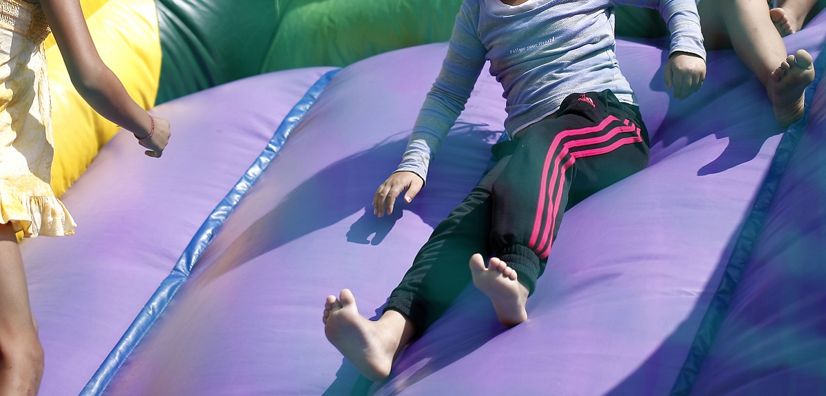 Niño de 3 años permanece grave tras explosión de castillo inflable: menor de edad salió disparado