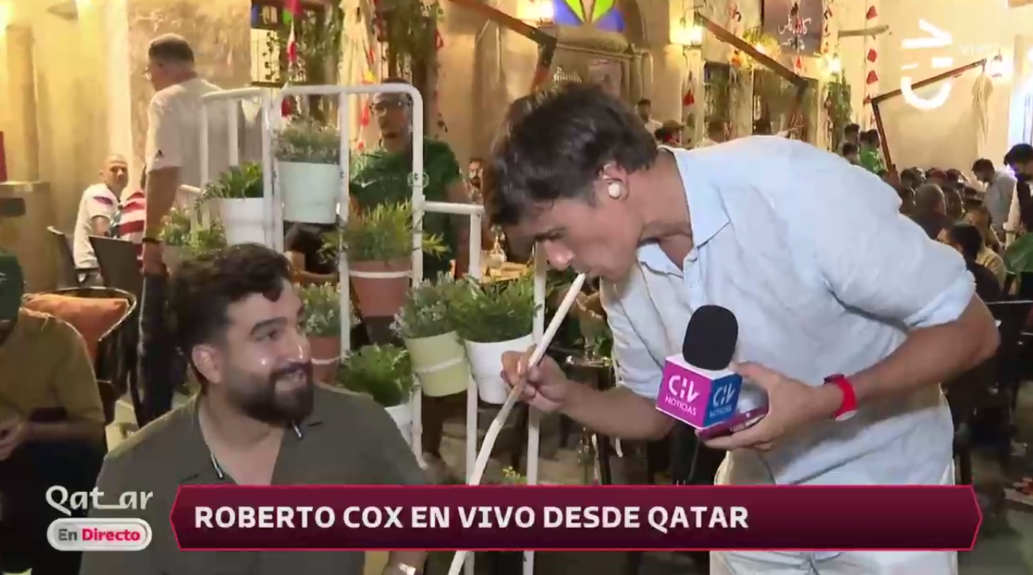 Roberto Cox terminó fumando en hookah en cómico despacho desde Qatar: "Estamos probando de todo"