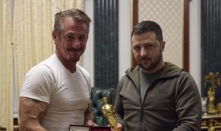 Sean Penn entrega a Zelenski su Oscar, que dejará en Kiev hasta que se cumpla particular objetivo