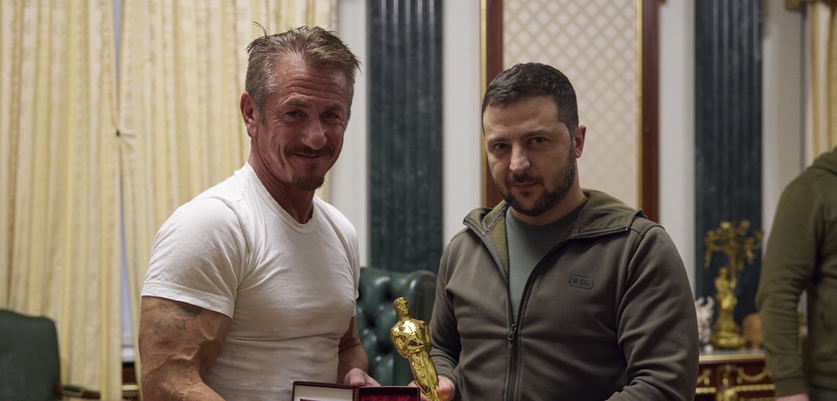 Sean Penn entrega a Zelenski su Oscar, que dejará en Kiev hasta que se cumpla particular objetivo