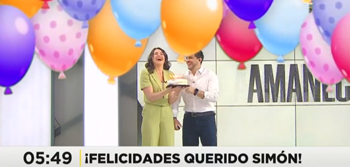 Simón Oliveros bromeó con particular deseo de cumpleaños tras sorpresa en 'Meganoticias Amanece'