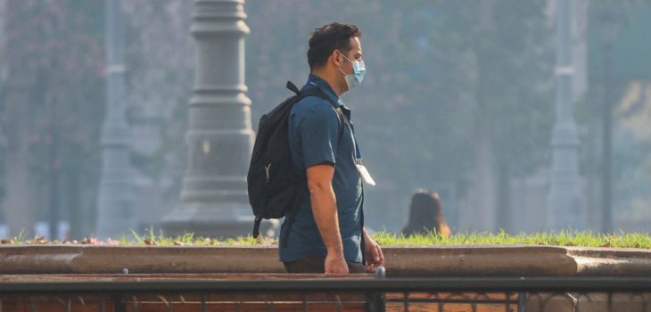 Decretan alerta por riesgo sanitario en Santiago: recomiendan usar mascarilla ante presencia de humo