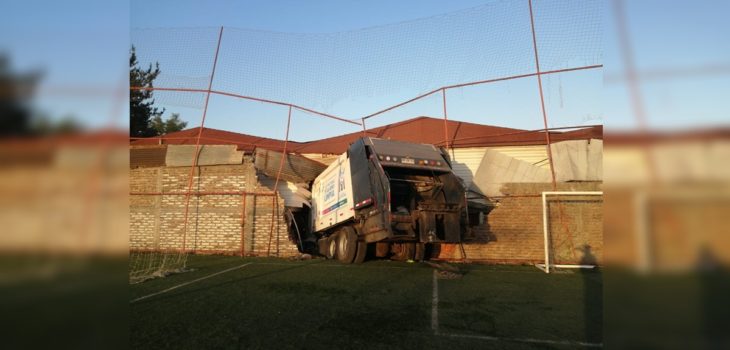 Camión de la basura terminó incrustado en motel de La Pintana