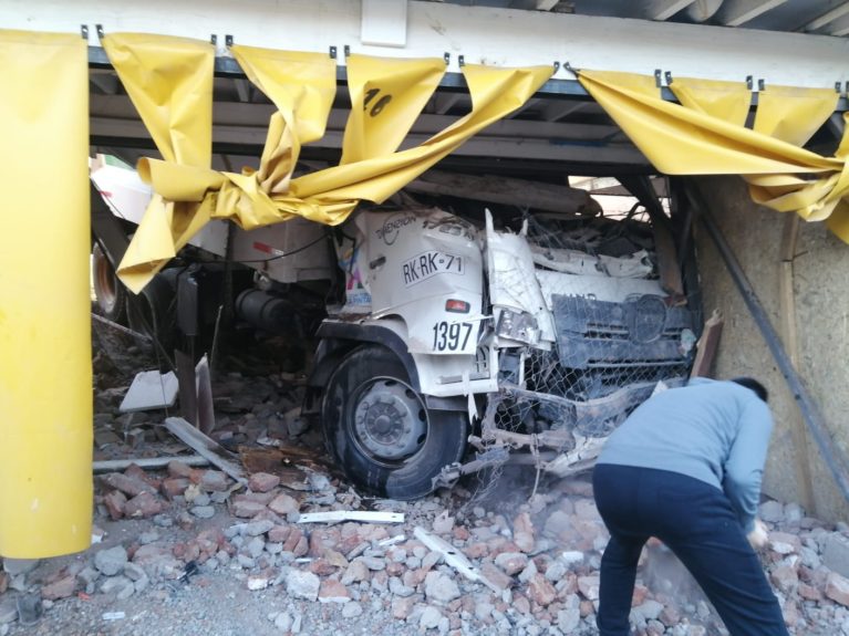 Camión de la basura terminó incrustado en motel de La Pintana