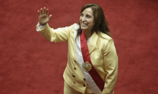 Dina Boluarte juró como nueva presidenta de Perú: llamó a la tregua y unión de las fuerzas políticas