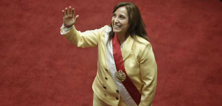 Dina Boluarte juró como nueva presidenta de Perú: llamó a la tregua y unión de las fuerzas políticas