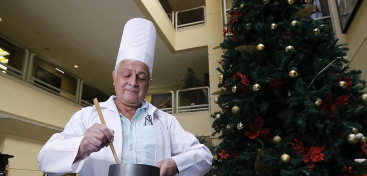 Diputado Palma arribó como 'chef' al Congreso acusando que hubo 'cocina' en acuerdo constituyente