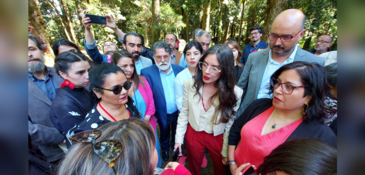 Familiares de personas extraviadas en Valdivia interrumpen paso de ministra Vallejo para pedir ayuda.