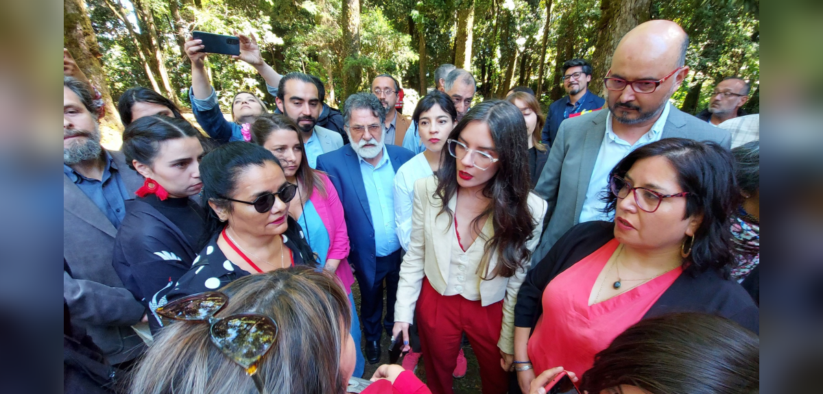 Familiares de personas extraviadas en Valdivia interrumpen paso de ministra Vallejo para pedir ayuda.