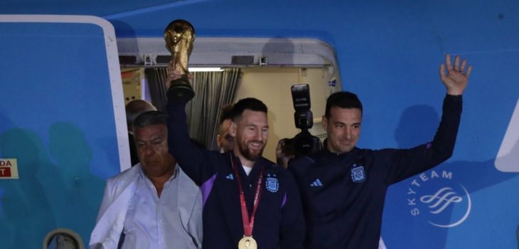 Hinchas argentinos celebran por partida doble: Gobierno declaró feriado y llegó Messi con la copa