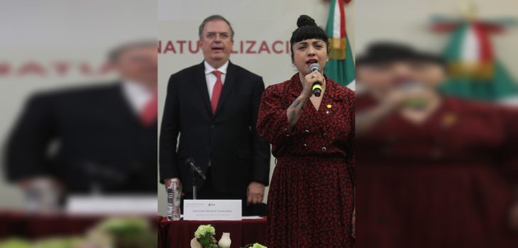 Mon Laferte recibe carta de naturalización en México