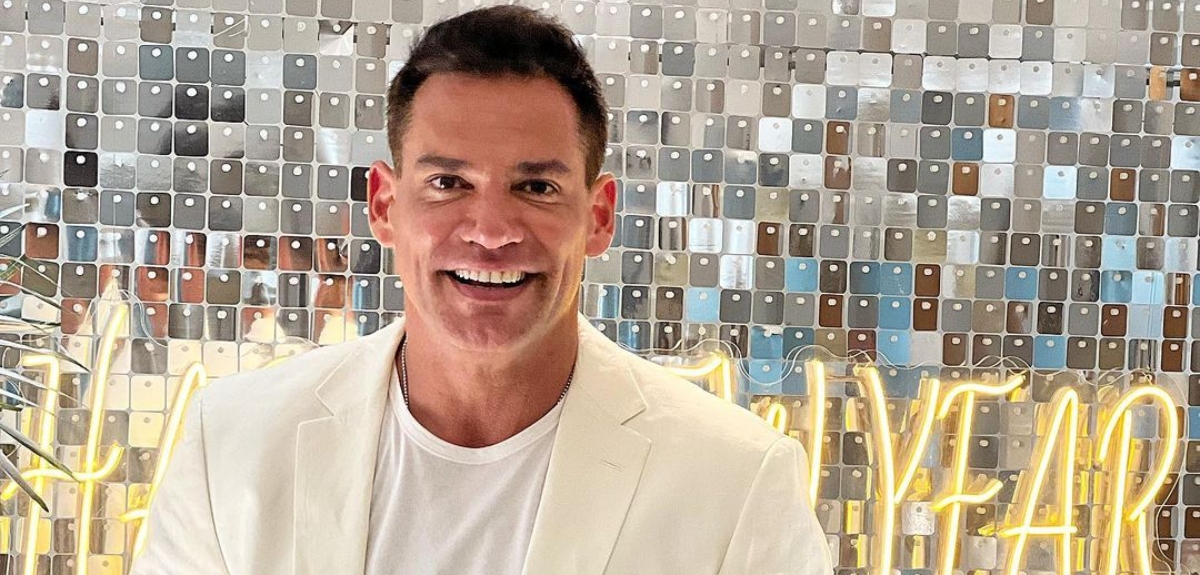 El sencillo y elegante look que eligió Cristián de la Fuente para conducir el Miss Universo 2023